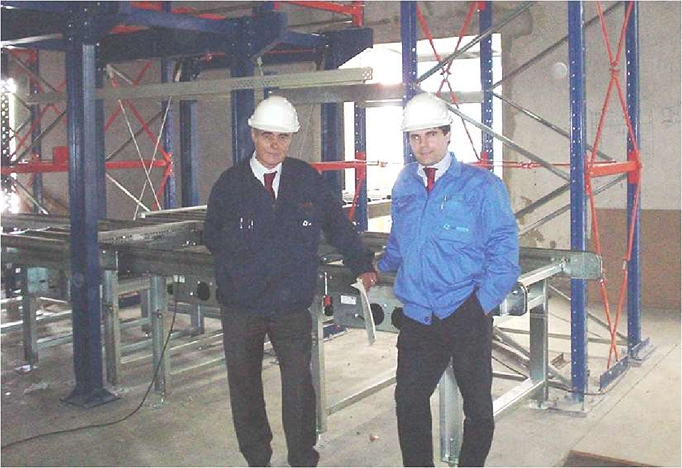 Foto 2 homens no armazém