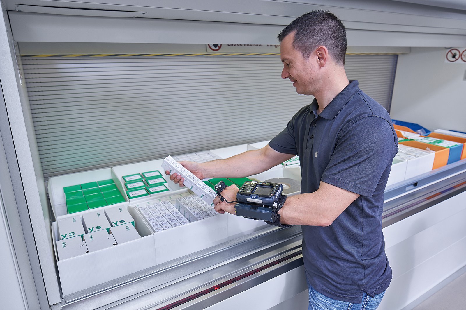 Empleado utilizando un sistema digital para controlar el stock en tiempo real.