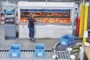 Ejemplo de automatización de almacenes con cintas transportadoras y sistemas logísticos automatizados.