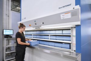 Operadora retirando componente del almacén automático