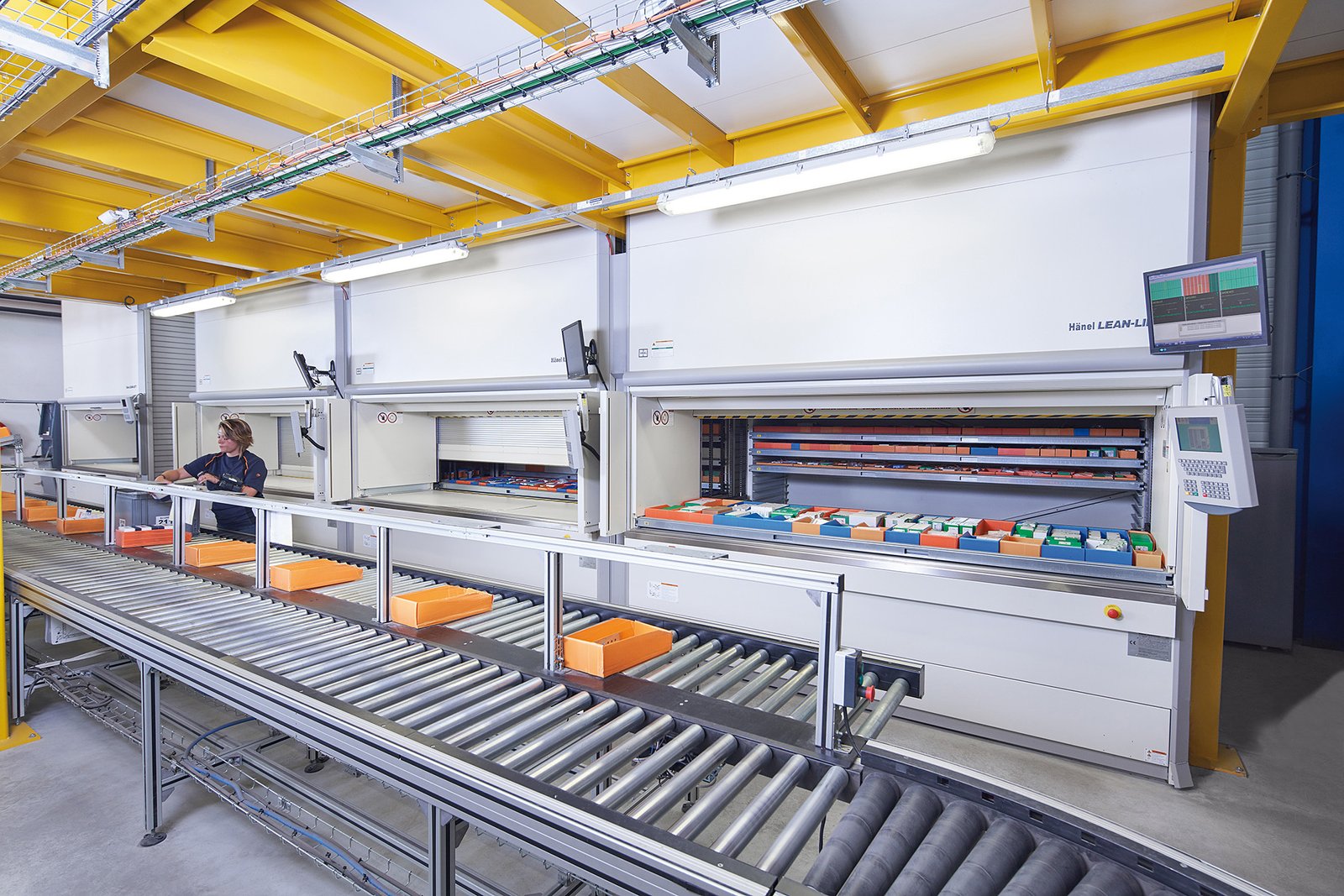 Sistema automático de almacén con cintas transportadoras para el transporte de mercancías